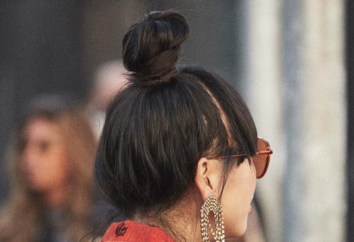 Si eliges la versión messy y alta del moño despeinado añade unas gotas del Elvive Aceite Extraordinario Universal de L’Oréal Paris para aportar brillo.